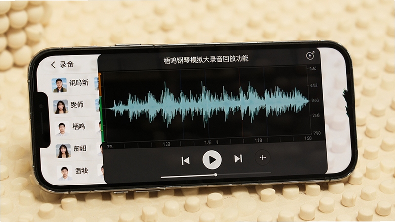 ��������ģ���ʦ¼���طŹ��ܽ��棬������ʾ����ͼ�벥�ſ��ư�ť���ֻ���Ļ�г���¼���б�������Ϊ��ů���װ�ɫ����ͻ����ϰ��طų���