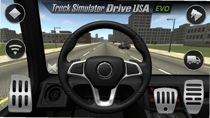Truck Simulator Drive USA: EVO 手机端游戏操作界面示意图,展示虚拟方向盘、油门刹车踏板、视角切换按钮的布局,背景是游戏内的城市道路场景,画面清晰简洁,方便新手理解操作区域