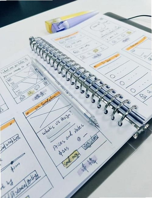 Noteshelf 3手写笔记界面展示,包含笔刷选择面板和空白笔记本页面,体现简洁专业的UI设计