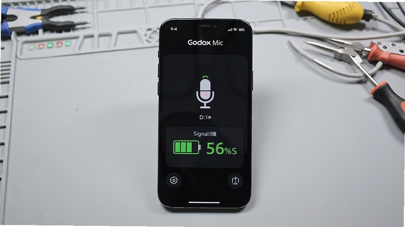 Godox MicӦ�ý���չʾ�豸�������ź�ǿ�ȼ����壬�ֻ���Ļ����ʾ��˷�ͼ��͵����ٷֱȣ�����Ϊǳ��ɫ����̨�����������������룬���дʵ����������Booguģ������