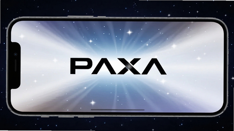 一部手机屏幕显示PAXA启动画面,画面中央是PAXA品牌标识,背景为深色星空渐变,有光线从标识向外扩散,整体视觉突出轻快与速度感