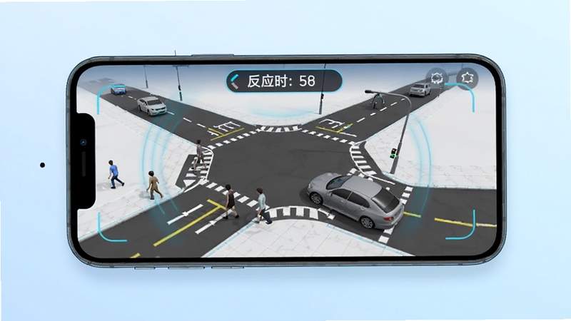 勒夫防御性驾驶模拟训练界面,画面显示手机屏幕中一个十字路口场景,有行人模型和车辆模型,屏幕上方有反应时间计时器,画面主体位于手机屏幕中央,背景为淡蓝色渐变,风格科技感,高清细节