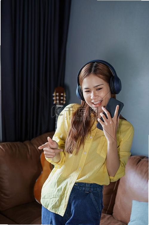 此刻心理APP使用场景 年轻人佩戴耳机放松 居家环境