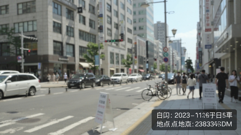 水印相机拍图自动时间地点水印功能演示图,画面展示一张户外拍摄的照片,照片右下角清晰显示日期时间与街道地址水印,背景为城市街景,画面风格写实明亮,突出水印信息清晰可读,适配Boogu模型生成