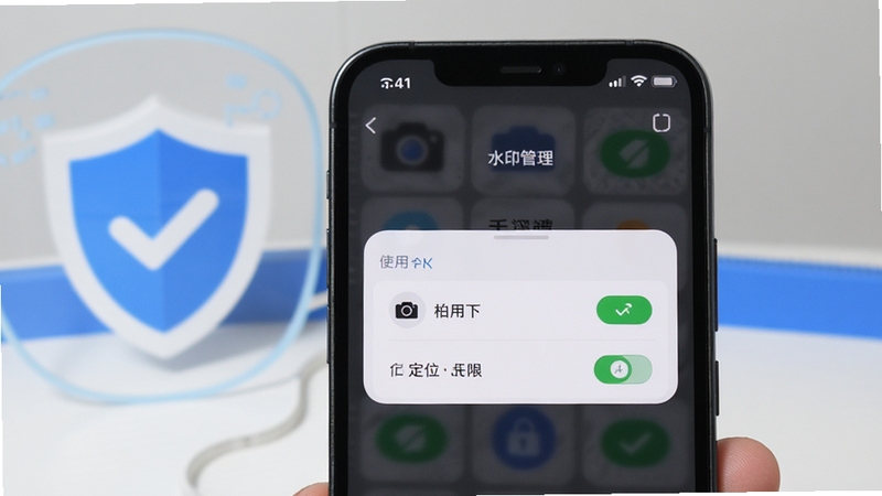 水印相机拍图安全使用示意图,画面展示手机屏幕上的权限管理界面,相机和定位权限显示为已开启状态,背景为简洁的蓝白配色安全盾牌图标,突出安全可靠的使用氛围,适配Boogu模型生成
