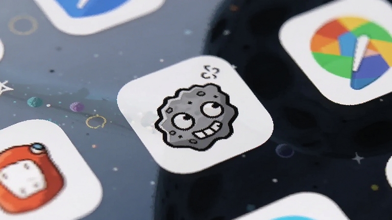 小行星安装完成后的手机桌面图标特写,图标为卡通小行星造型,背景是简洁的手机桌面壁纸,周围有其他应用图标作为衬托,画面清晰明亮